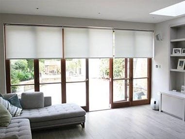 Cortina Roller Tela Traslucida Decored, ideales para espacios comunes donde la luz natural y privacidad son prioridad