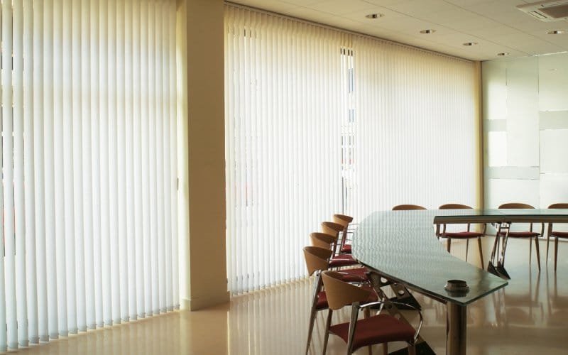 Cortina Roller Tela Traslucida Decored, ideales para espacios comunes donde la luz natural y privacidad son prioridad